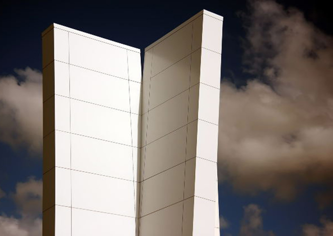 巨大なモノリスがシチリア島沖で発見