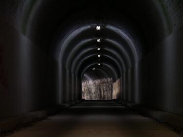 大阪屈指の心霊スポット！犬鳴トンネルに出る幽霊の正体を探る！