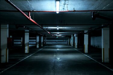 Backrooms（バックルームズ）とは？──4chanの1枚の画像から生まれ、A24で世界的ヒット映画になった「リミナルスペース」の正体